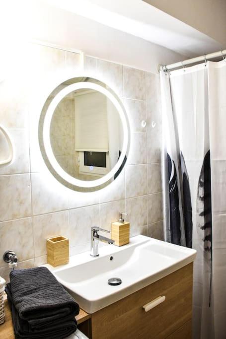 Newly Renovated-City Center Apartment أثينا المظهر الخارجي الصورة